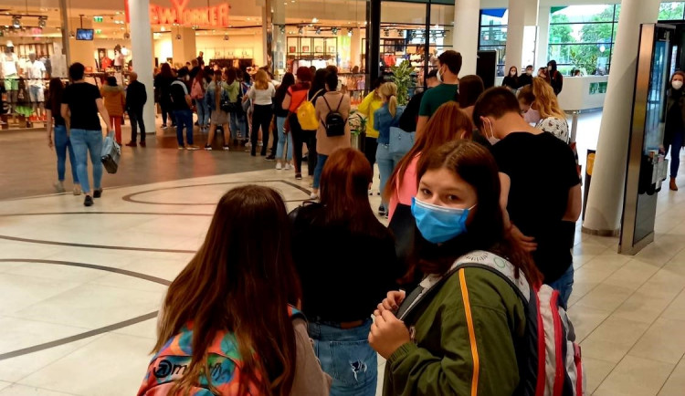 Šantovka dnes praskala ve švech. Obchody byly v obležení zákazníků