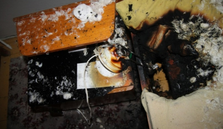 Požár v rodinném domě v Rychnově způsobila lampička spadlá do postele