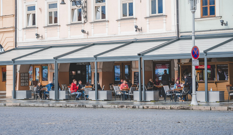 Zahrádky restaurací se otevřely. Většina podniků možnost využila i přes nepřízeň počasí