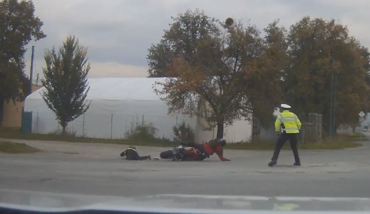 size4-15400335862467-124-moto