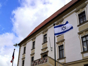 Olomoucká radnice vyvěsila v centru města na podporu Izraele jeho vlajku