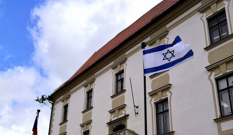 Olomoucká radnice vyvěsila v centru města na podporu Izraele jeho vlajku