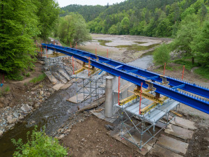 U Plumlovské přehrady roste nový most na cyklostezce. Podívejte se!