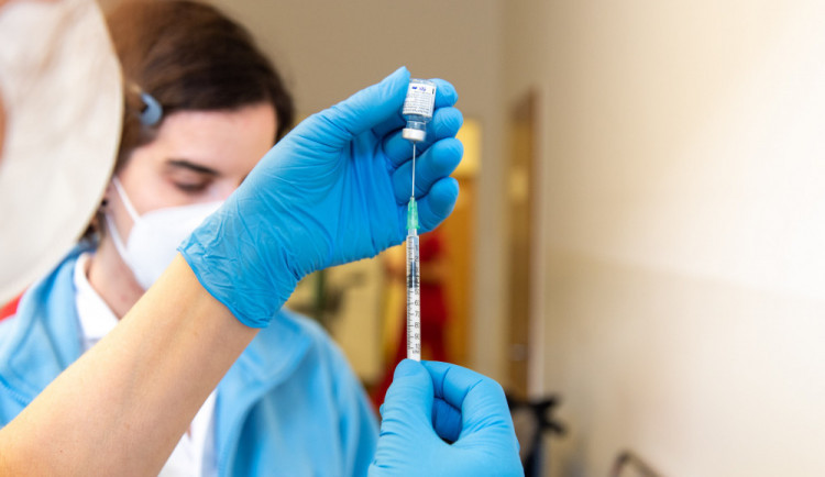 size3-16131221040299-241-v-praze-8-vzniklo-nove-ockovaci-misto-nachazi-se-v-gerontologickem-centru-v-ulici-simunkova