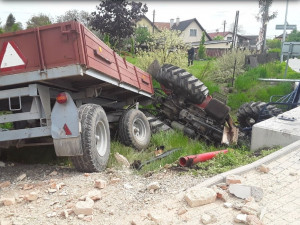 V Dolní Libině se převrátil traktor do Oskavy, urazil i zeď bývalé zbrojnice