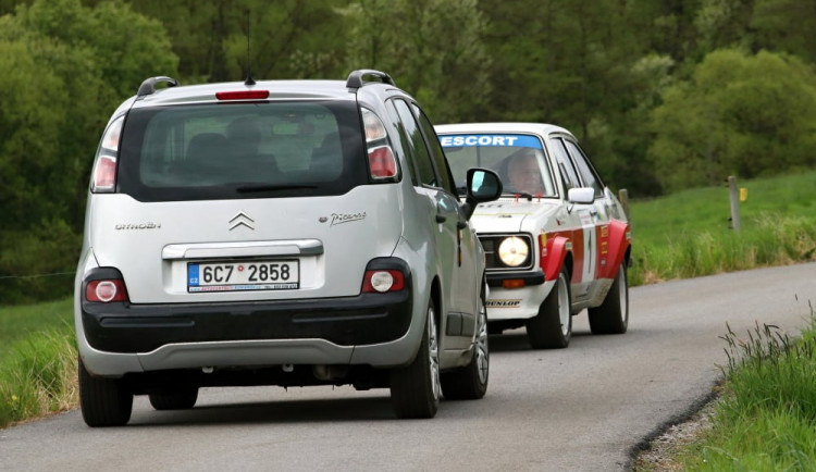 Naštvaný chatař blokoval trať Rallye Český Krumlov Revival. Nesouhlasil s průjezdem historických automobilů