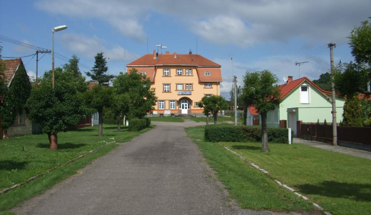 Zůstane stát nebo padne k zemi? O historickém nádraží v Převýšově se rozhodne do konce července