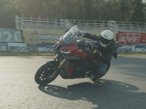 Motocyklisté trénují bezpečnou jízdu na polygonech v ČR