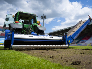 Hrací plocha Androva stadionu prochází rekonstrukcí. Traktory sundávají trávník