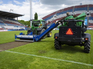Hrací plocha Androva stadionu prochází rekonstrukcí. Traktory sundávají trávník
