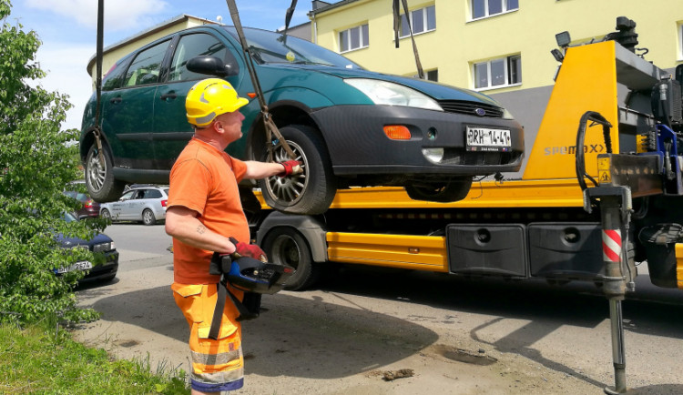 Olomouc a Prostějov vyhlásily válku autovrakům. Z ulici jich zmizely desítky / Michal Folta