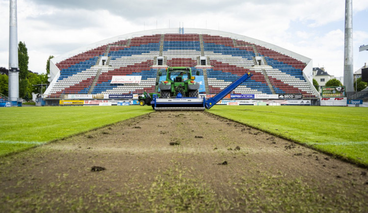 Hrací plocha Androva stadionu prochází rekonstrukcí. Traktory sundávají trávník