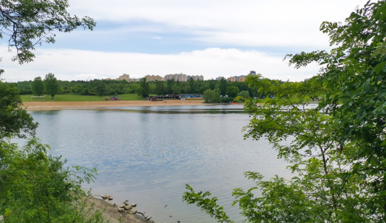 Kam o víkendu? Hostivařská přehrada láká na nudapláž, rybaření i kulturu