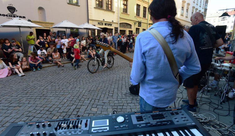 Olomouc rozezpívala na pouličním festivalu až stovka hudebníků