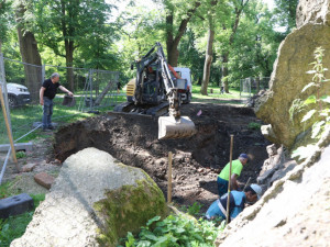 Pod hradbami v Bezručových sadech v Olomouci začala stavba vodopádu