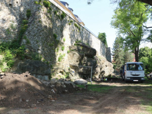 Pod hradbami v Bezručových sadech v Olomouci začala stavba vodopádu