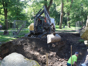Pod hradbami v Bezručových sadech v Olomouci začala stavba vodopádu