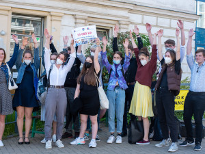 Studenti a učitelé gymnázia vybrali ve sbírce 35 tisíc pro Fakultní nemocnici