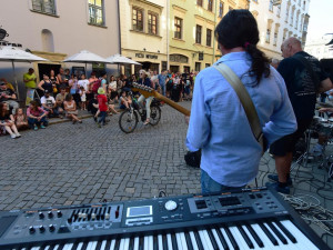 Olomouc rozezpívala na pouličním festivalu až stovka hudebníků