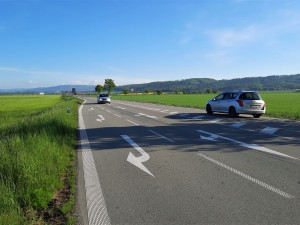 Cestu na Šternberk zbrzdí výměna asfaltu. Lidé zuří kvůli délce oprav