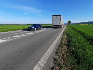 Cestu na Šternberk zbrzdí výměna asfaltu. Lidé zuří kvůli délce oprav