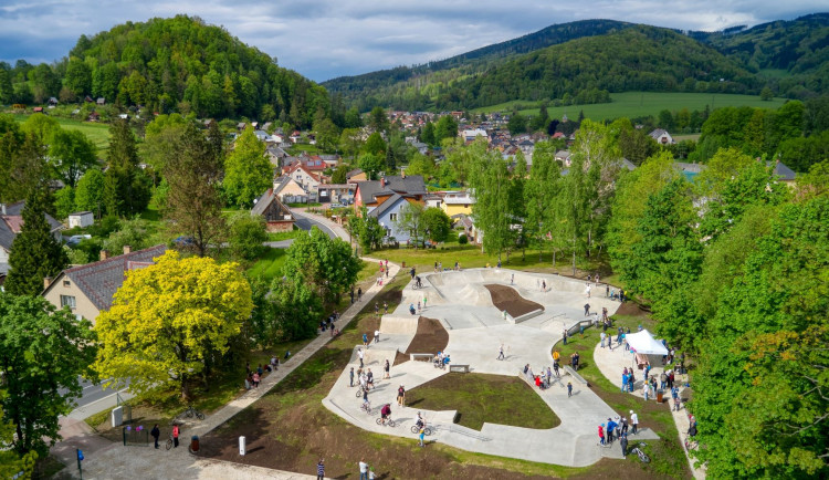 Jeseník má nový skatepark. Kombinuje streetový park s moderní BMX dráhou