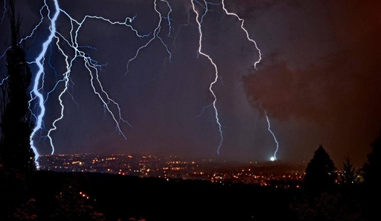 Na Česko se ženou silné bouřky. Meteorologové upřesnili výstrahu