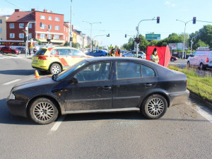Za smrt řidiče skútru může podle všeho řidič osobního vozu. Jel na červenou