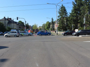 Za smrt řidiče skútru může podle všeho řidič osobního vozu. Jel na červenou