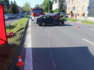 Za smrt řidiče skútru může podle všeho řidič osobního vozu. Jel na červenou
