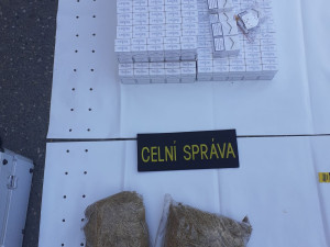 Třiasedmdesátiletá žena ve vlaku pašovala tisíce cigaret z Polska