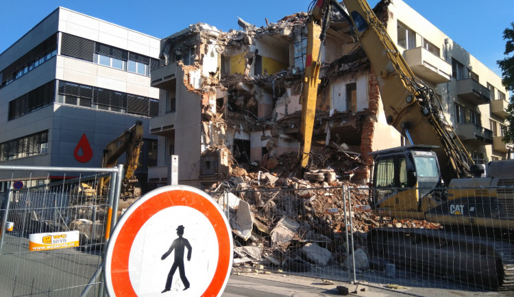 Bývalé transfuzní oddělení hradecké nemocnice jde k zemi