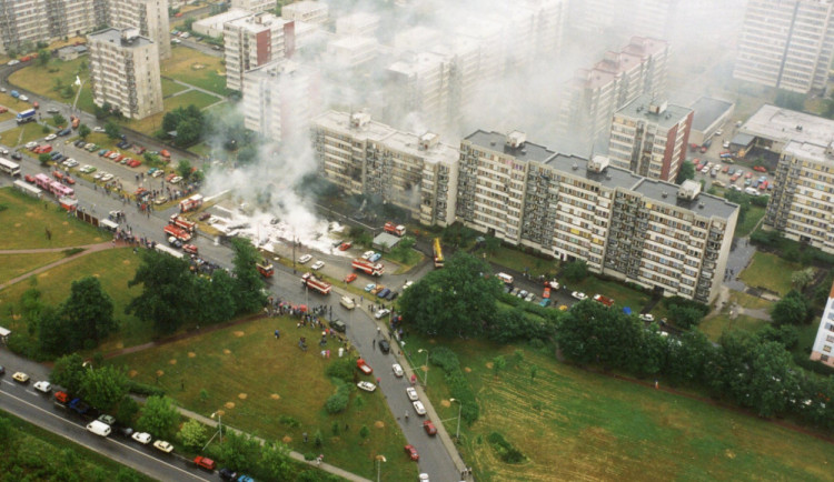 Rána, plameny a všudypřítomný chaos. Před třiadvaceti lety dopadly na Vltavu dvě stíhačky