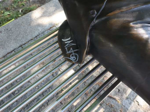 Neznámý sprejer popsal sochu sedícího Wolkera na náměstí v Prostějově