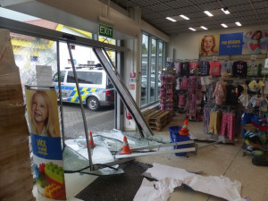 Policie hledá svědky nehody, při které seniorka vjela s autem do prodejny