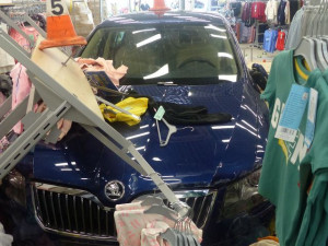Policie hledá svědky nehody, při které seniorka vjela s autem do prodejny