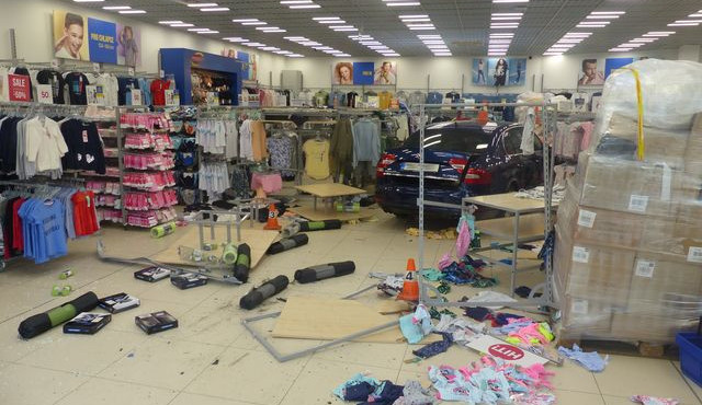 Policie hledá svědky nehody, při které seniorka vjela s autem do prodejny