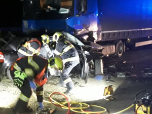 Po nehodě kamionu a auta u Lipiny jsou dva mladíci v kritickém stavu. Osmnáctiletý řidič zemřel