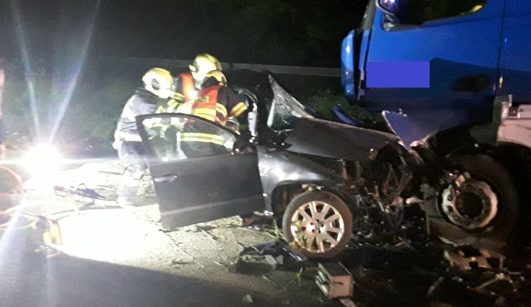 Po nehodě kamionu a auta u Lipiny jsou dva mladíci v kritickém stavu. Osmnáctiletý řidič zemřel