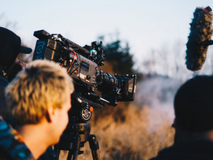 Mladí filmaři z FAMU natáčí originální snímek s Judit Bárdos. Kvůli koronaviru shání finance na dotočení