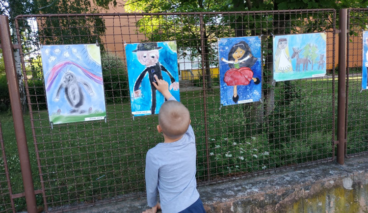 Prostějovská škola vystavila na plotě obrázky, které namalovaly její děti