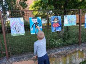 Prostějovská škola vystavila na plotě obrázky, které namalovaly její děti