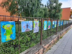 Prostějovská škola vystavila obrázky, které namalovaly její děti, na plotě