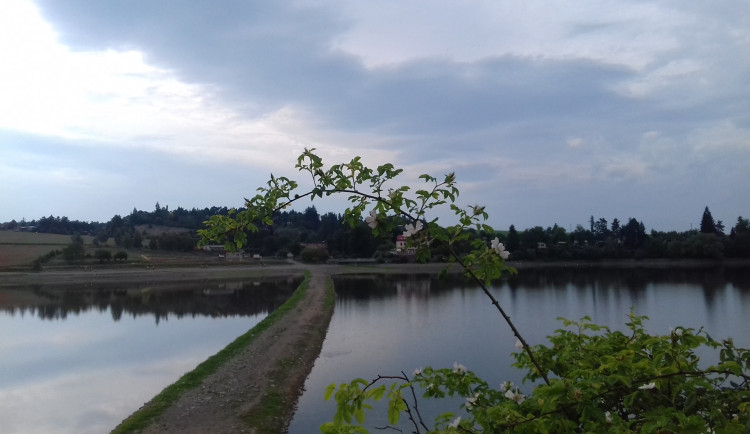 Sezona na Plumlovské přehradě letos nezačíná dobře. Je zde málo vody
