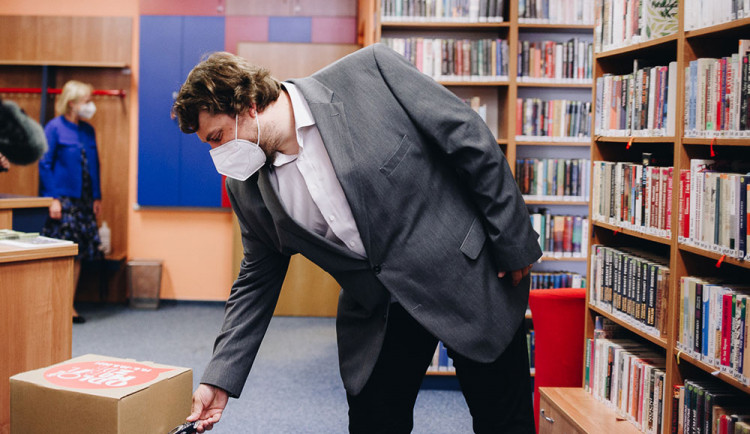 Staré mobilní telefony přijímají do boxů v knihovnách a na úřadech sedmdesáti obcí v Olomouckém kraji