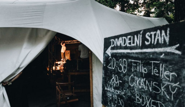 Zítra startuje divadelňák. Venku bez roušek, ale s testem v oploceném areálu