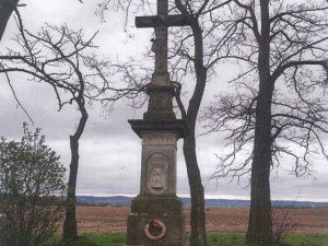 Z božích muk na Přerovsku zloděj ukradl pískovcový kříž. Policie hledá svědky