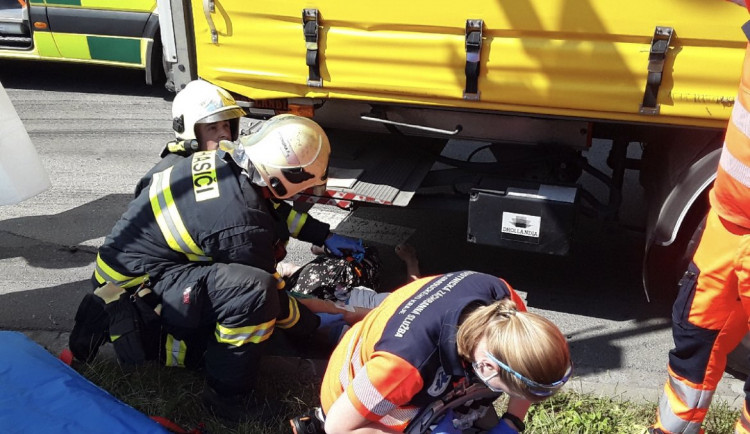 Policie hledá svědky nehody z Prostějova, při které žena zůstala zaklíněná pod koly nákladního vozu