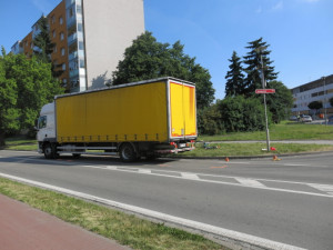 Policie hledá svědky nehody z Prostějova, při které žena zůstala zaklíněná pod koly nákladního vozu
