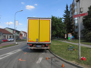 Policie hledá svědky nehody z Prostějova, při které žena zůstala zaklíněná pod koly nákladního vozu